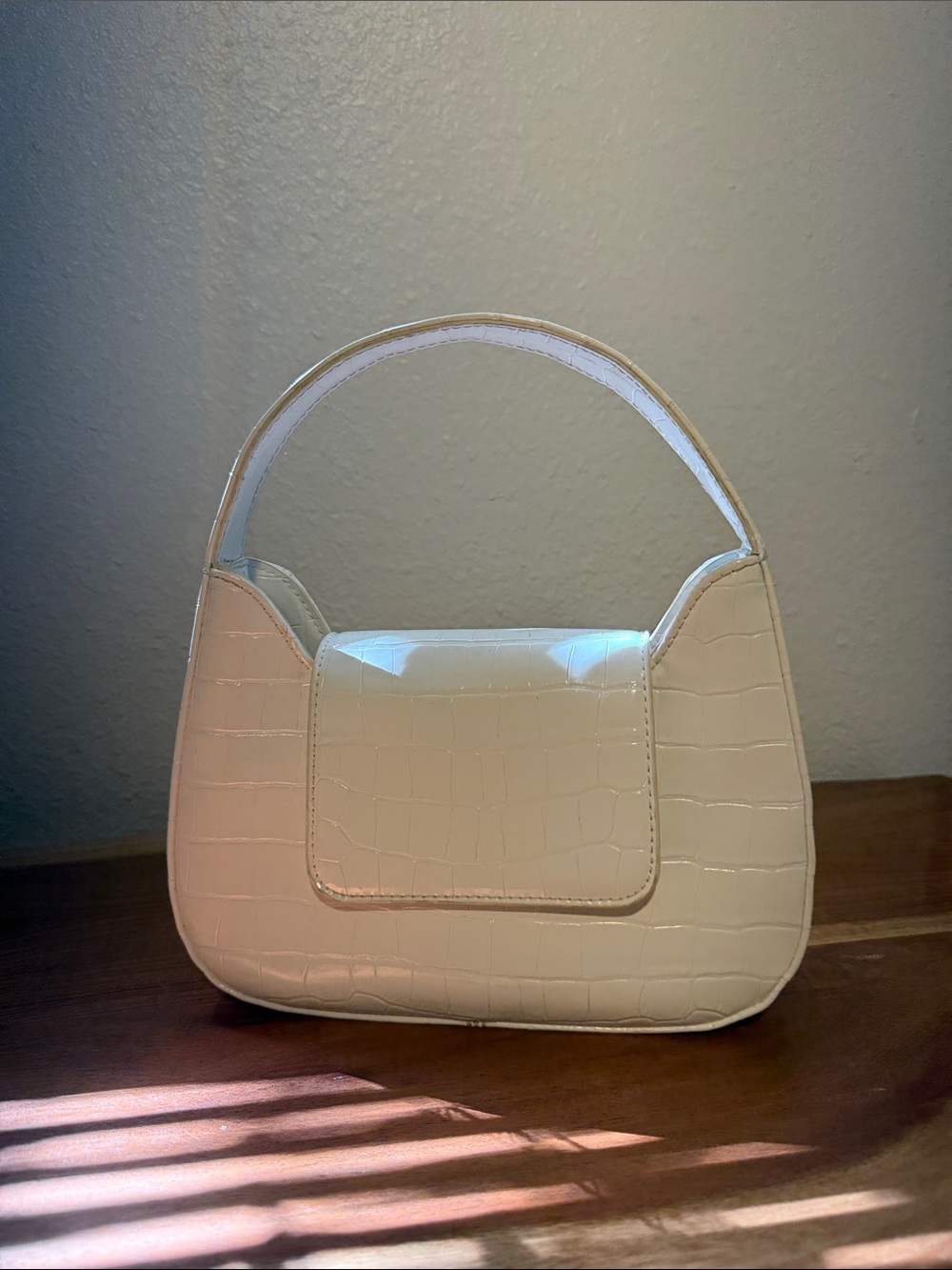 Chic White Croc-Embossed Shoulder Bag